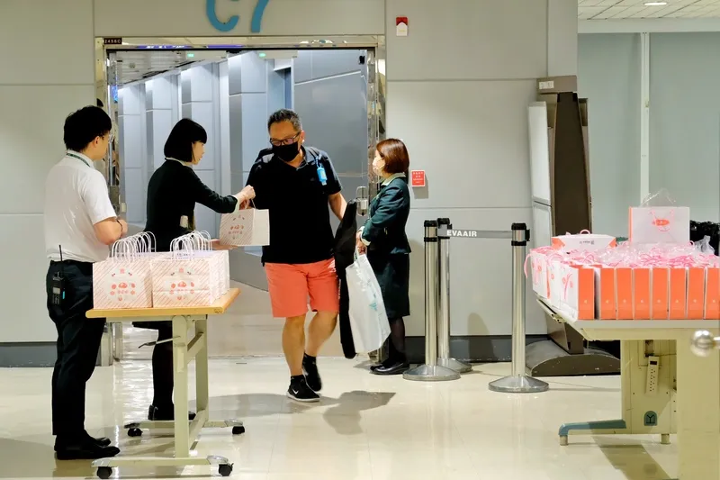 受延誤旅客在11日凌晨零時59分搭機抵達桃園國際機場,長榮航空除準備禮盒送給受影響的旅客,並提供延誤證明。中央社