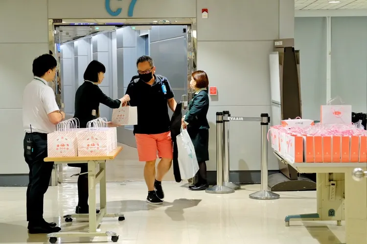 受延誤旅客在11日凌晨零時59分搭機抵達桃園國際機場，長榮航空除準備禮盒送給受影響的旅客，並提供延誤證明。中央社