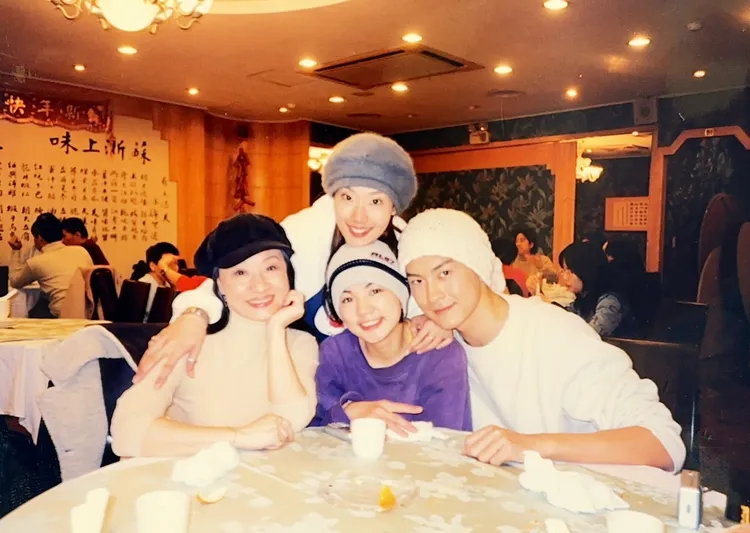 陸明君（上）和鄭元暢（右起）、Ella、比莉開心相會。陸明君提供