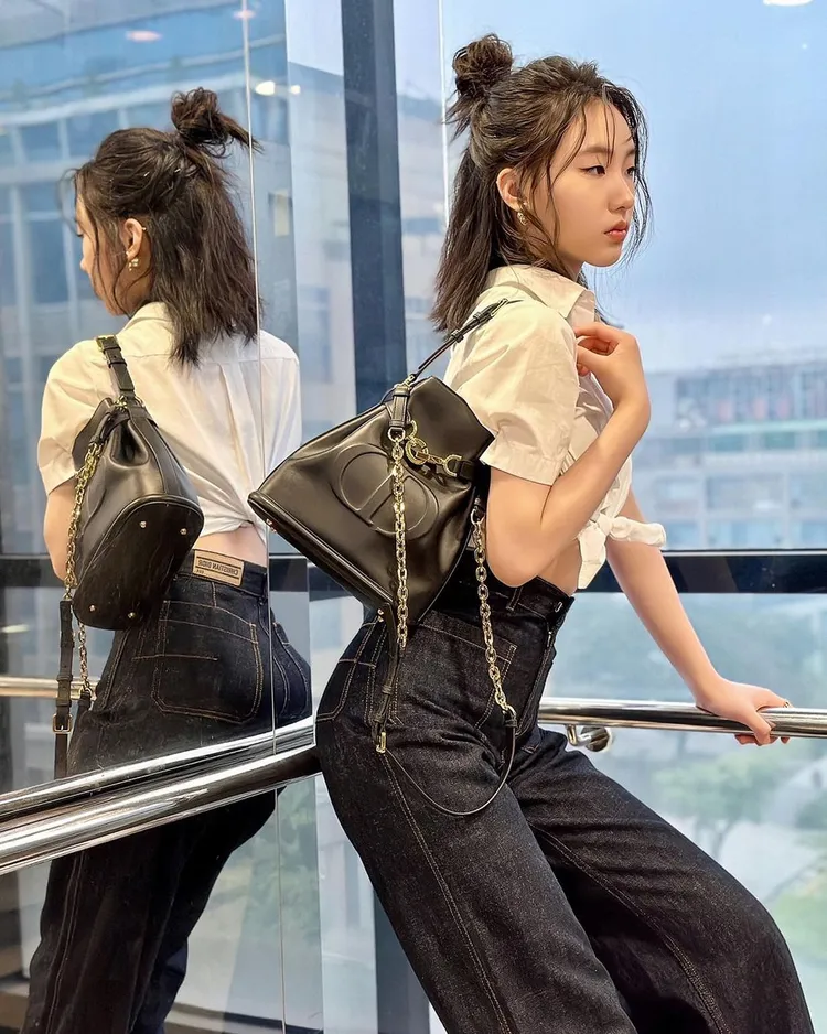 Elly高冷臉秀DIOR包。翻攝Elly IG