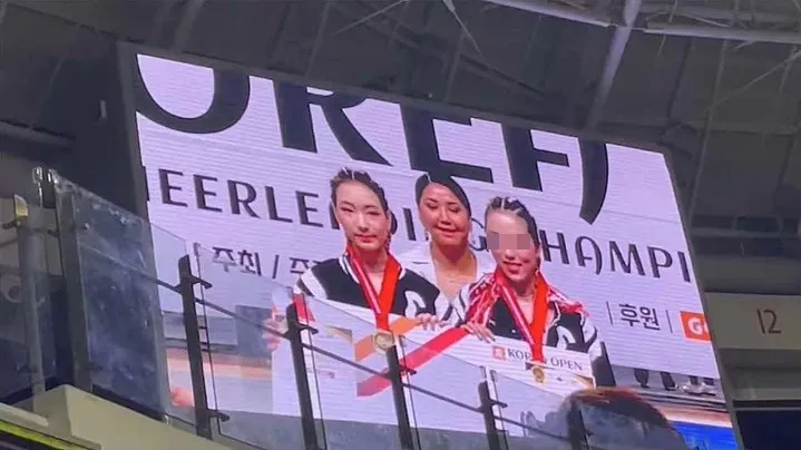 Elly（左）與同學上台接受表揚。翻攝小S IG