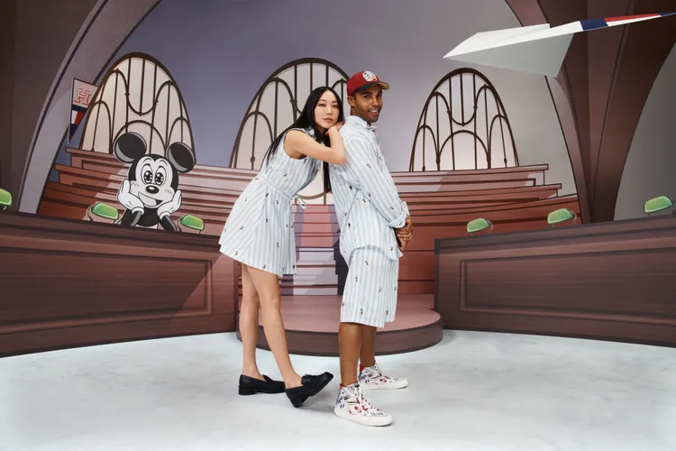 DISNEYxTOMMY（圖右男Model）伊薩卡條紋襯衫7980元、高筒帆布鞋5680元。品牌提供