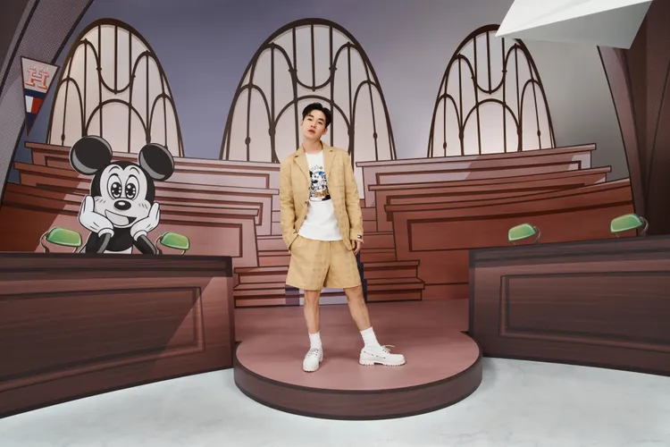 DISNEYxTOMMY印花卡其西裝外套1萬3800元、徽章T恤3380元、米奇卡其短褲5380元。品牌提供