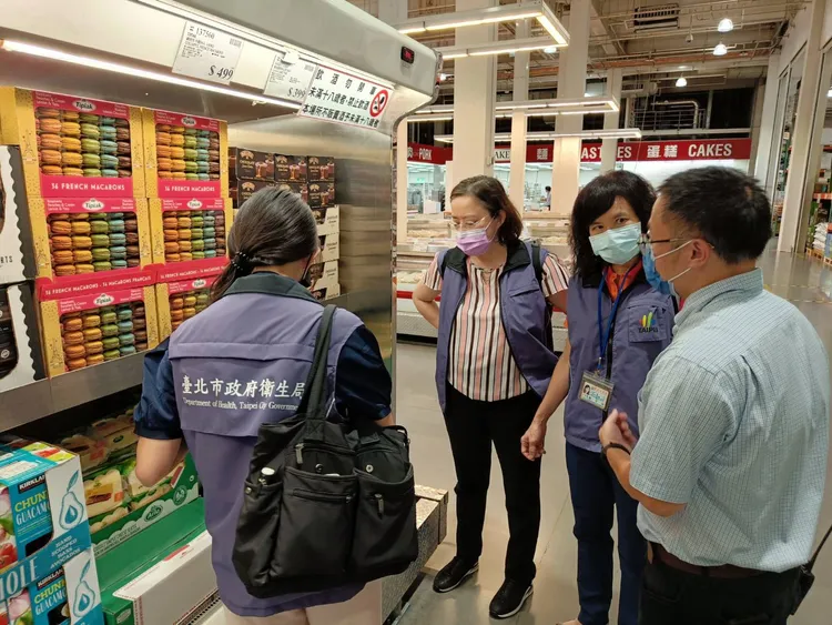 食安官李碧慧帶領食安稽查人員前往好市多北投店。衛生局提供