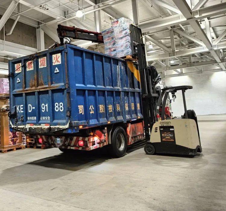 衛生局今同時監督銷毀北投店冷凍莓果類產品計4319.55公斤。衛生局提供