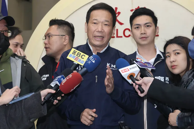 鍾小平（中）透露，民調大概贏4%至5%。資料照，彭欣偉攝