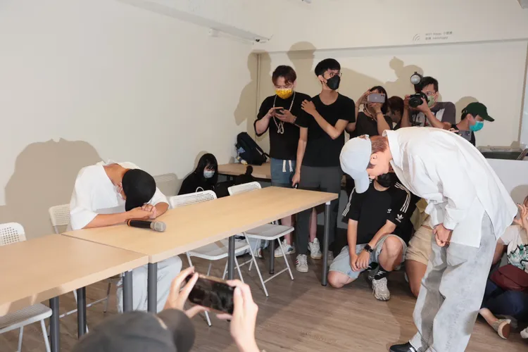 記者會一開始，炎亞綸突陷身，2度向耀樂鞠躬道歉。彭欣偉攝