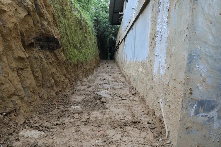 去年尼莎颱風帶來強風豪雨，導致基隆暖暖街281巷發生多次土石流。翻攝照片