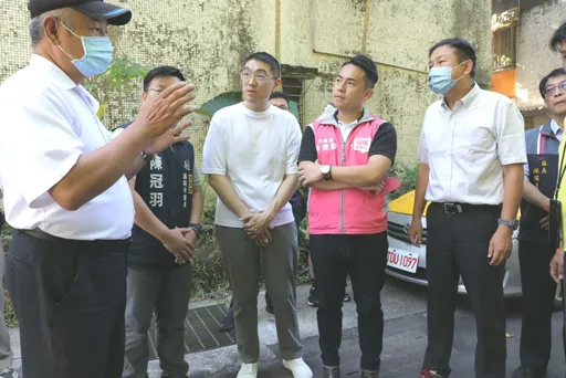 视察土石滑落修复情形!基隆市长谢国梁亲视察 承诺协助受灾户求偿