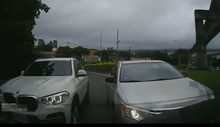 兩車在匝道口競逐搶先。翻攝畫面