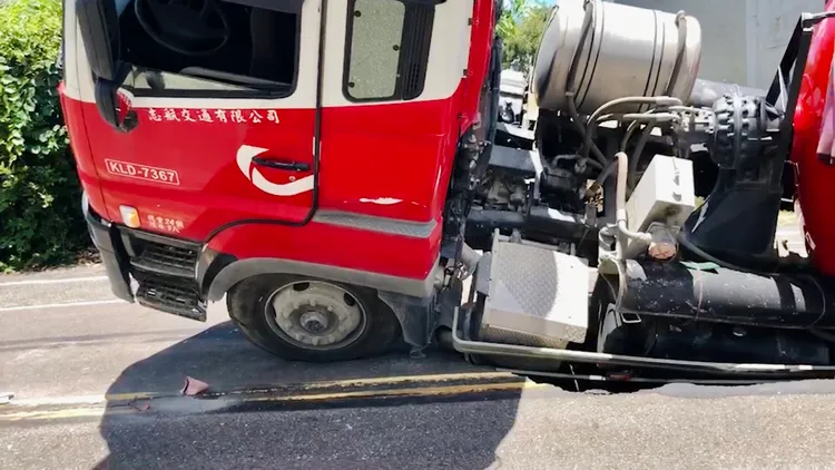 大車部分車身陷入，整輛車側倒。讀者提供