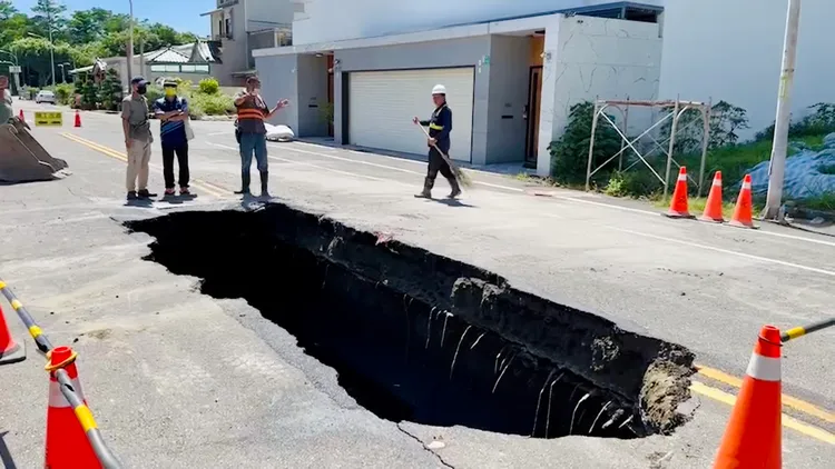 經初步測量，坑洞約長6米、寬2米、深2.4米。讀者提供