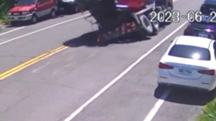 不料發生坍塌，後輪陷入，車頭翹起。讀者提供