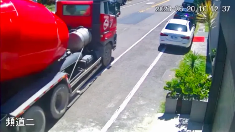 大車準備通過該處修補路面。讀者提供