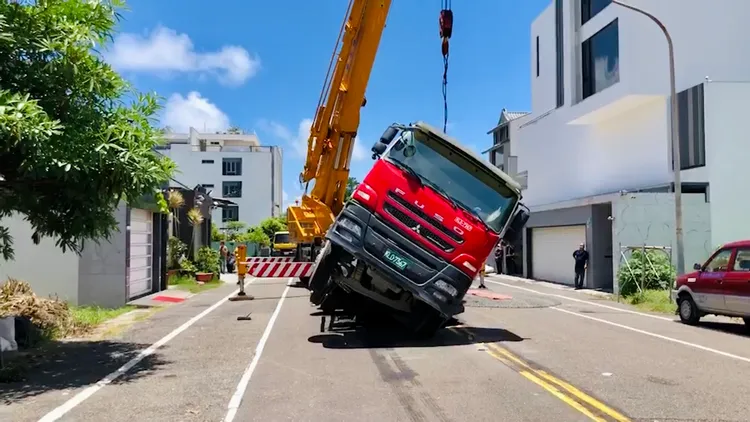 大型吊車到場協助。讀者提供