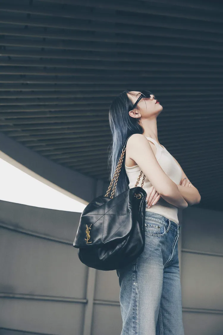 吳卓源演繹SAINT LAURENT Jamie4.3包款。品牌提供