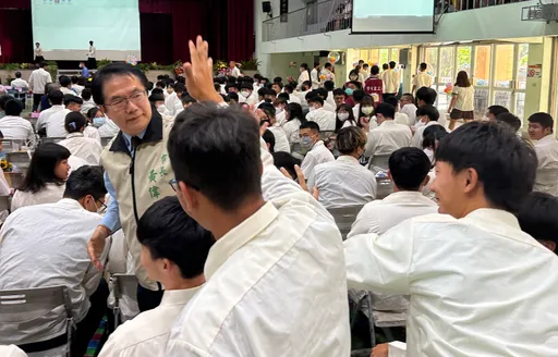 黃偉哲好調皮！說好不來卻又現身　畢業生樂歪搶合照