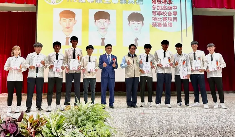 黃偉哲登台頒獎。市府提供