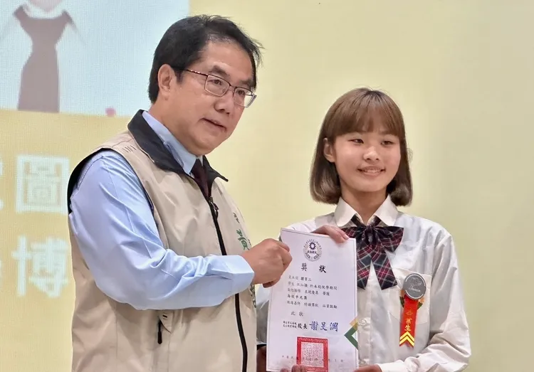 他祝福學生在任何階段都要表現出最好的一面。市府提供