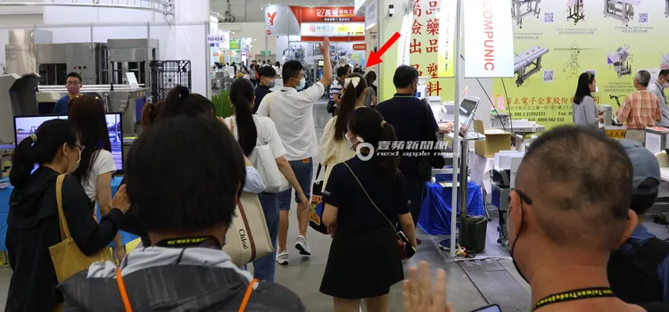 活動結束，男性工作人員領頭，帶短今及其他隊員離開。特勤中心攝