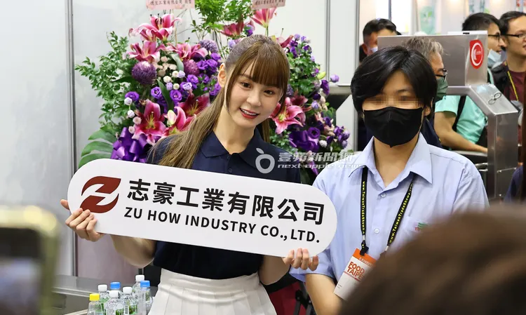 短今（左）擺出招牌笑容，熱情與粉絲合照。特勤中心攝