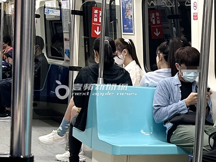 短今在女助理兼保鑣的護送下，一起搭捷運返回香閨。特勤中心攝