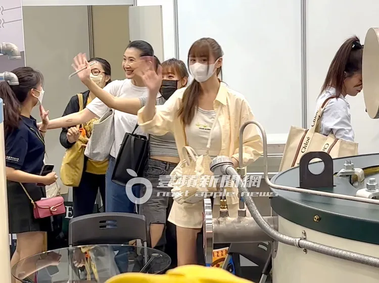 活動結束，短今（中）向周圍粉絲揮手道別。特勤中心攝