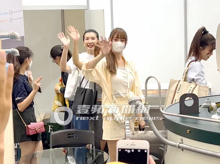 短今（中）朝每個方向的粉絲揮手。特勤中心攝