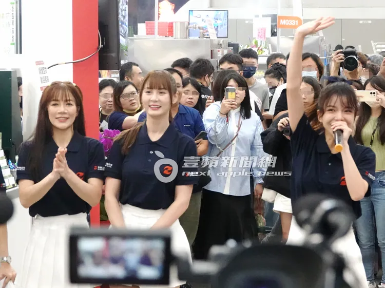 謝凱蒂（右）用誇張的肢體動作和現場媒體粉絲朋友說掰掰。特勤中心攝