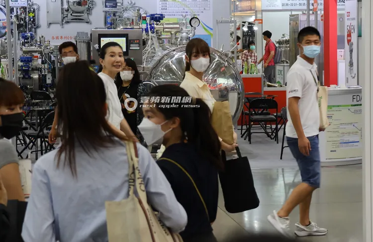 走到一半，短今（中）突然回頭確認其他人有無跟上。特勤中心攝