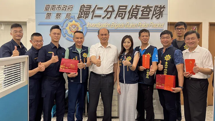 劉怡萱、常如山贈送獎金與警方合影。