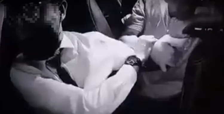 王男不顧車輛正在移動，上前與運將拉扯。翻攝爆料公社