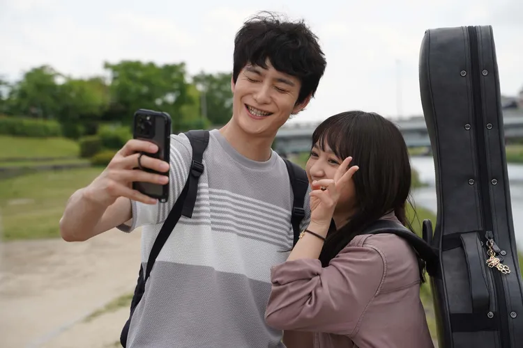 岡田將生（左）片中對街頭賣唱的福室莉音一見鍾情。甲上娛樂提供