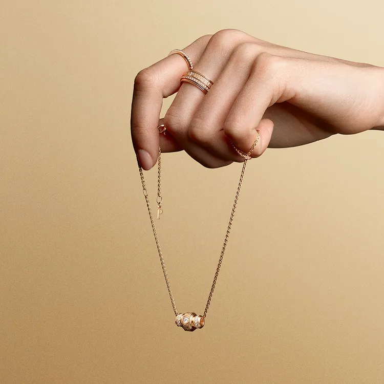 Possession系列玫瑰金宮廷式雕刻飾紋鑽石項鍊，27萬5000元。品牌提供