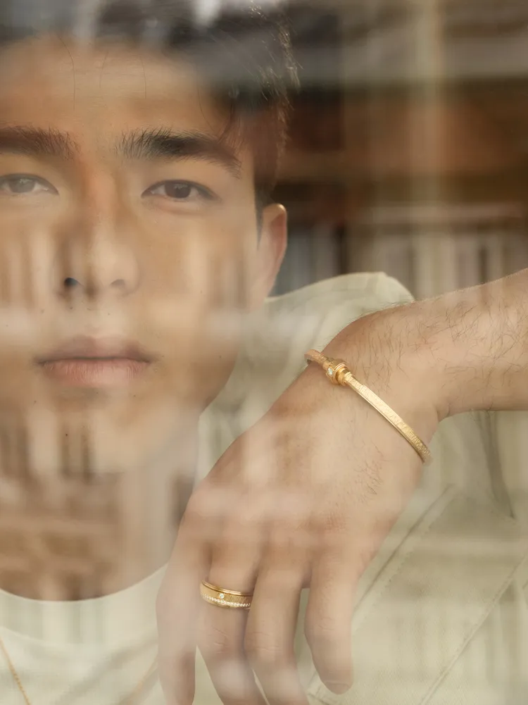 陳昊森所演繹的Possession系列玫瑰金鑽戒、手鐲，皆引入伯爵標誌性的「宮廷式雕刻飾紋」。品牌提供