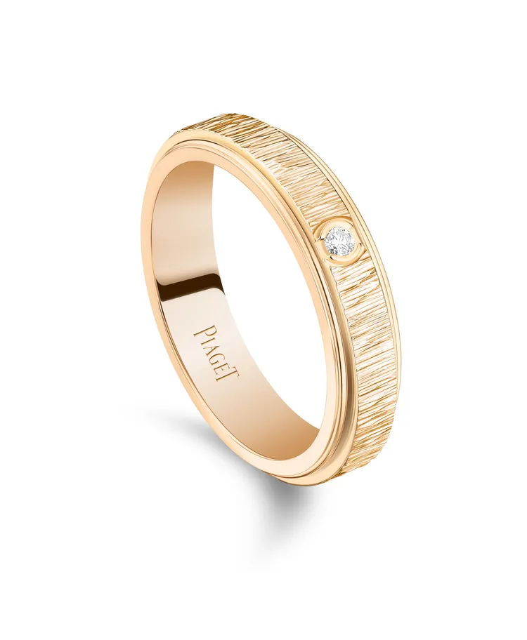 Possession系列玫瑰金宮廷式雕刻飾紋鑲鑽戒指，7萬8000元。品牌提供