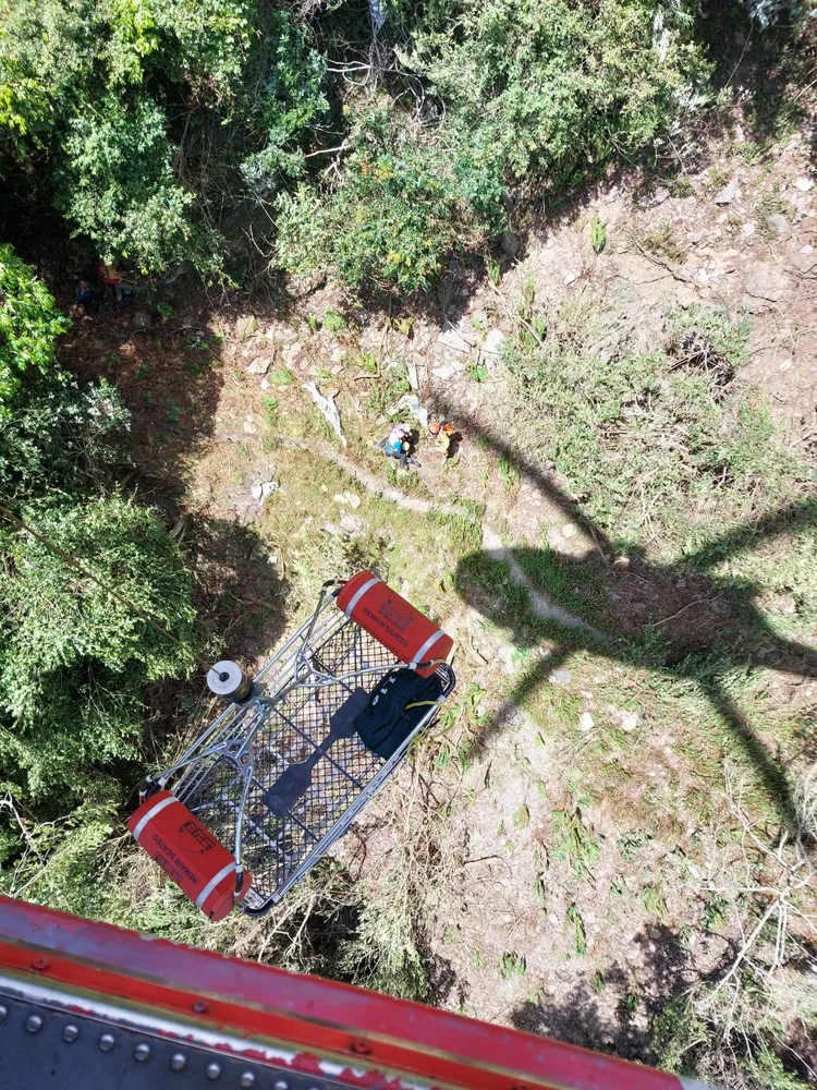 空勤總隊人員以吊掛方式救出翁男，送到竹山消訓中心後送醫院就醫。空勤總隊提供