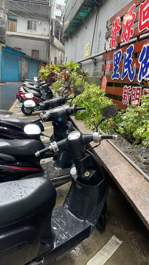 泰山区公所公园花台疑因雨倒塌 一整排机车惨被压!挨批豆腐渣工程