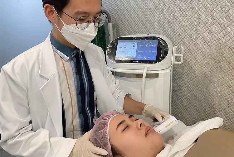 黃浩然醫師表示，其實許多來苦瓜臉的人五官條件並不差，只是因為紋路影響臉部線條，導致看起來特別勞碌命。