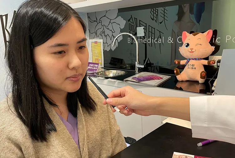 黃浩然醫師表示，蘋果肌下垂連動造成眼尾下垂、法令紋加深、嘴邊肉下垂、少女線越來越不明顯，這些都是歲月以及地心引力所造成的痕跡。