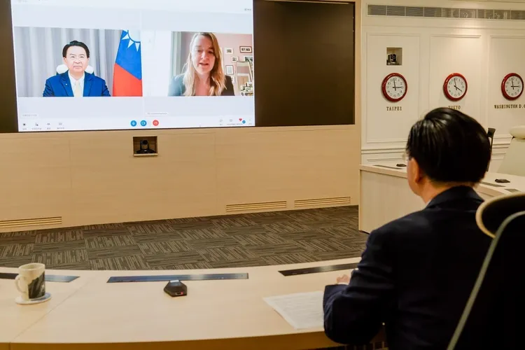 吳釗燮BBC節目主持人Laura Kuenssberg專訪。外交部提供