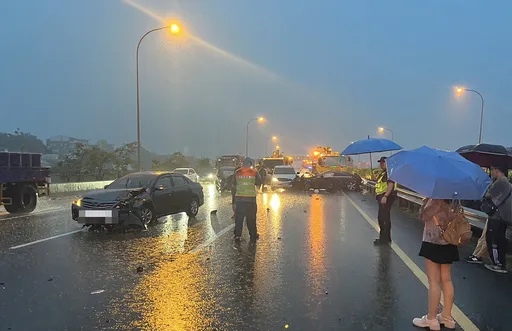 國道8車連環車禍4傷 目擊者:賓士掉出槍毒、百萬現金