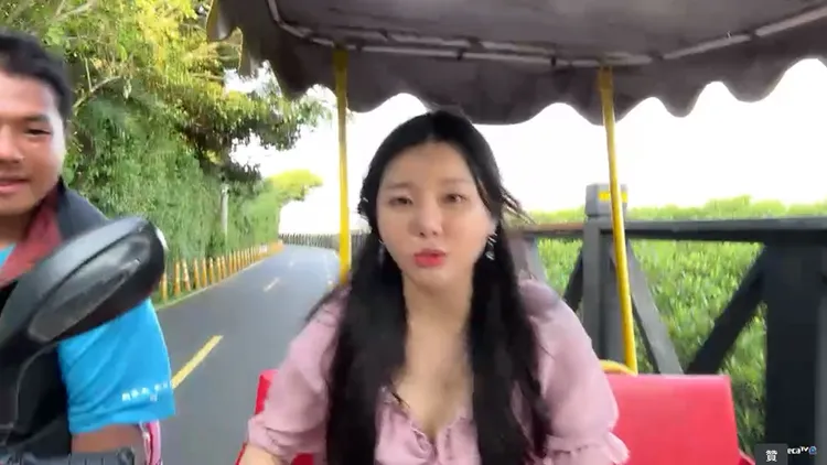 男子騎機車追近女直播主。翻攝自論壇PTT