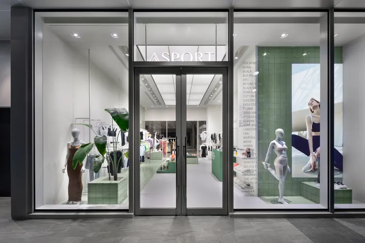 ASPORT NOKE忠泰店內裝以「都市綠洲」為概念，店內引進了目前全台最齊全的ALO YOGA全系列單品。ASPORT提供