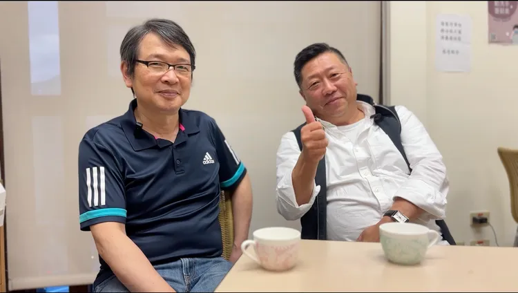 《搜尋者》王重正導演（右）與美術指導范宜善教授。大愛提供