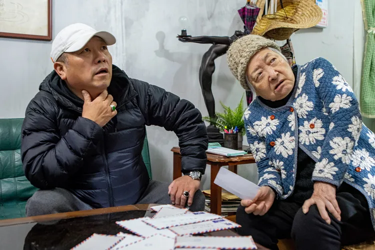 導演王重正（左）與劉引商。大愛提供