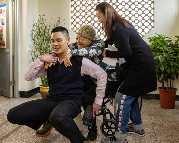 剛化療完的劉引商（中），第一檔接拍的戲就是《搜尋者》。大愛提供