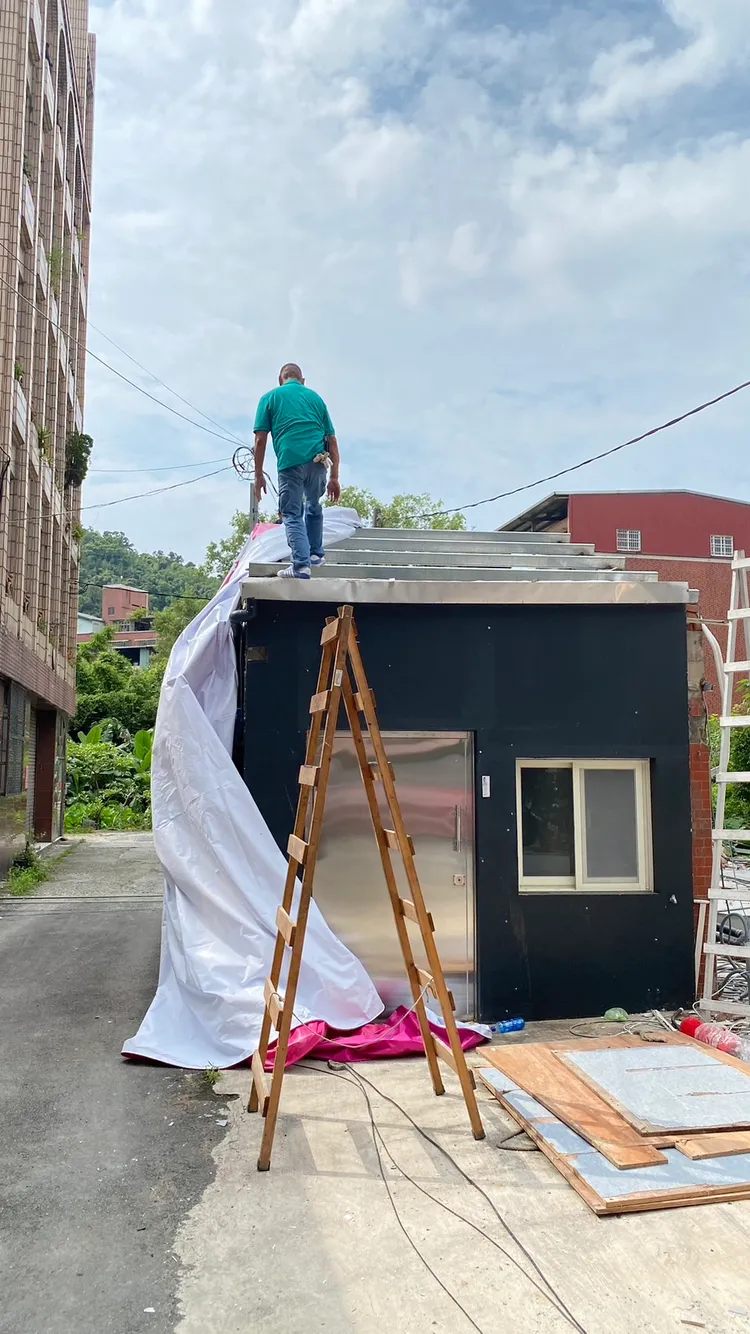 警方結合第三方警政進行拆除作業。翻攝畫面