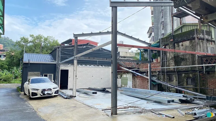 這處鐵皮屋每到深夜就擾人安寧。翻攝畫面