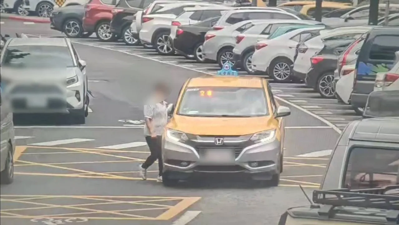 婦人未能注意來車方向亦未行走行人穿越道。翻攝畫面